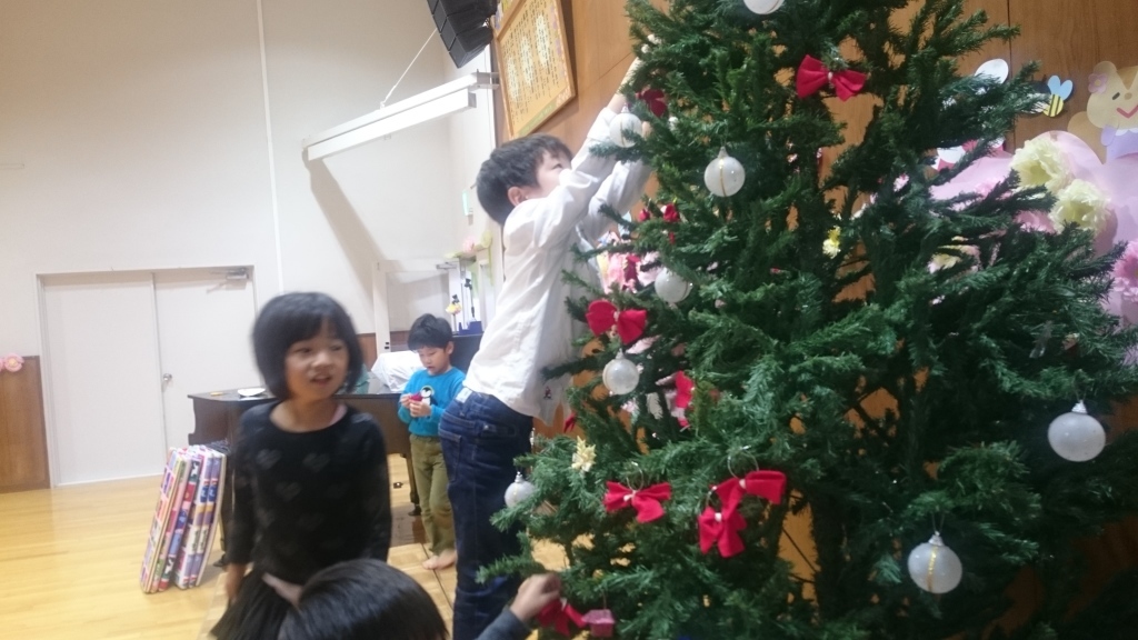 decorating christmas tree2