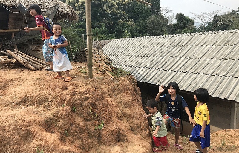 山岳少数民族の子どもたち