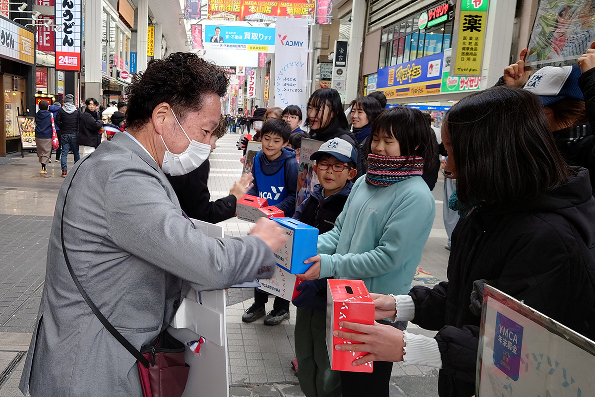 街頭募金の様子