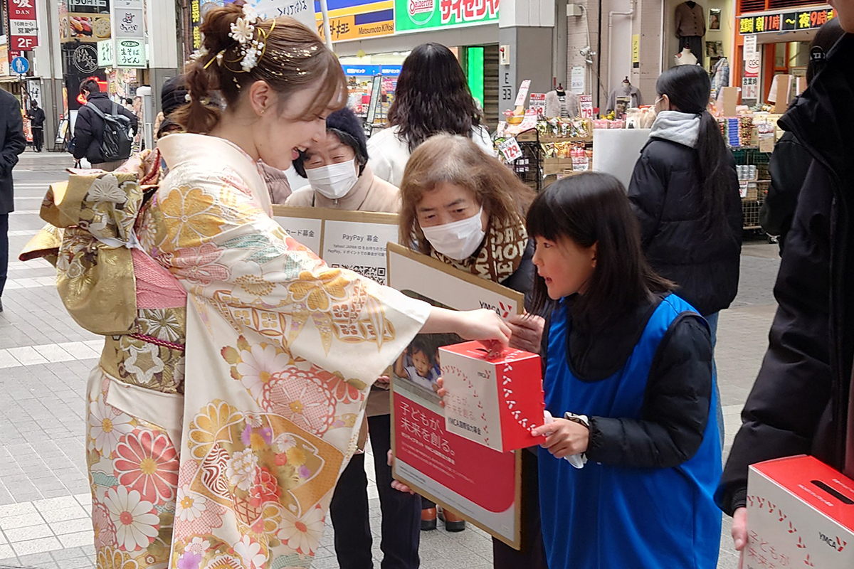 街頭募金の様子