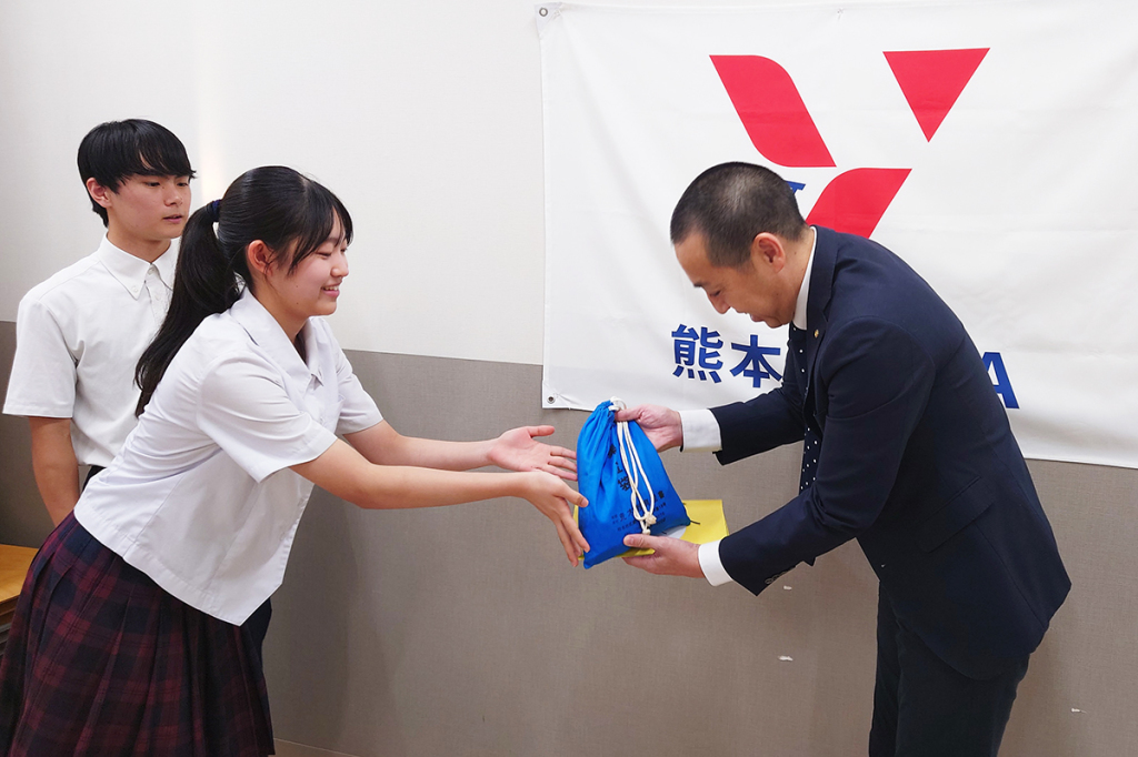 募金が手渡された
