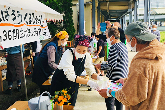 炊き出し配膳手伝い遠藤さん