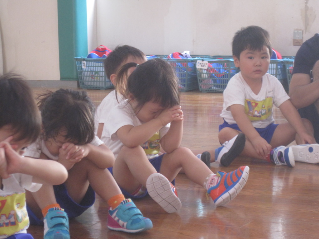 幼稚園体育座り 熊本YMCA