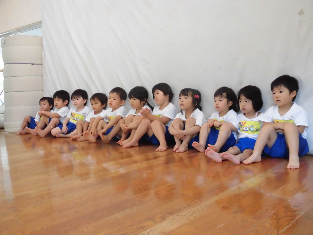 幼稚園体育座り 熊本YMCA
