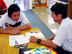 写真（会話練習ボランティアの様子）