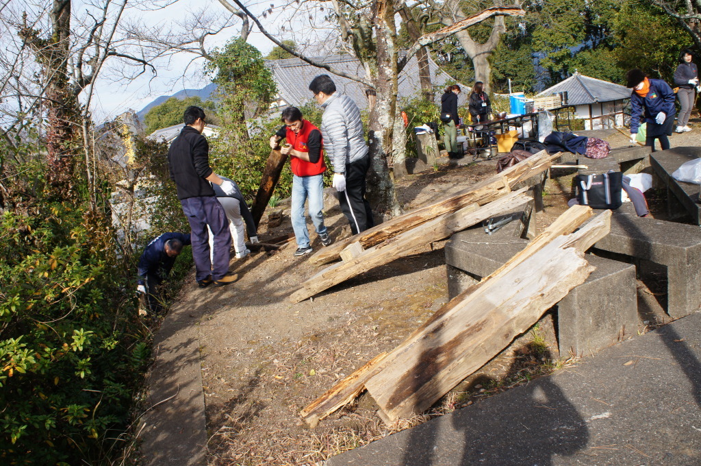 熊本バンド早天祈祷会に向けて花岡山を清掃－ボランティアデー