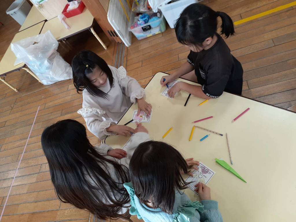 girls designing their pink shirts