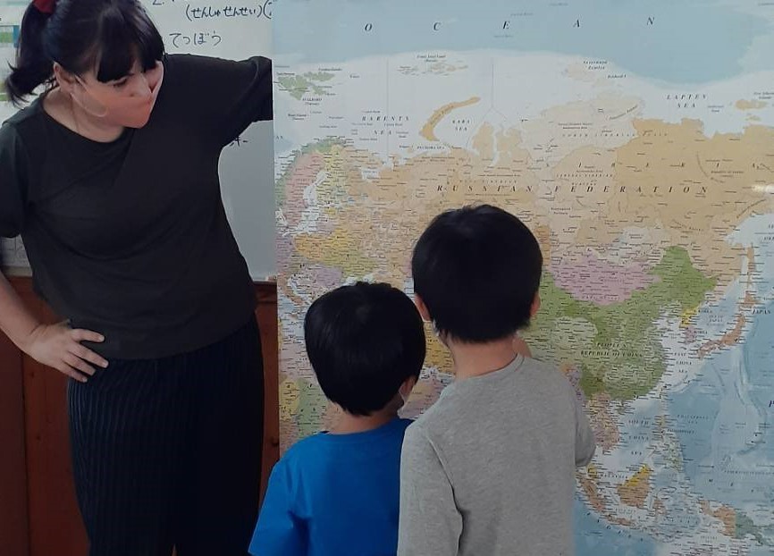 Yorihiro Mihaya checking the big map BLOG用