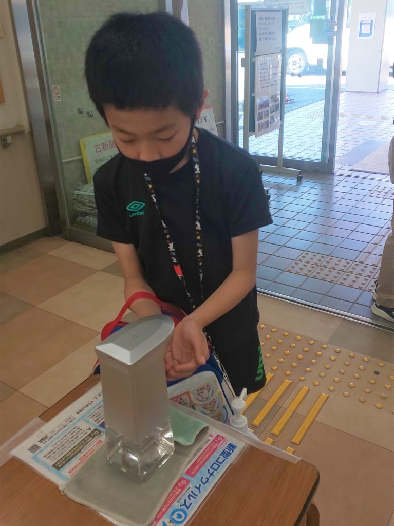 アルコールディスペンサーを使う様子1