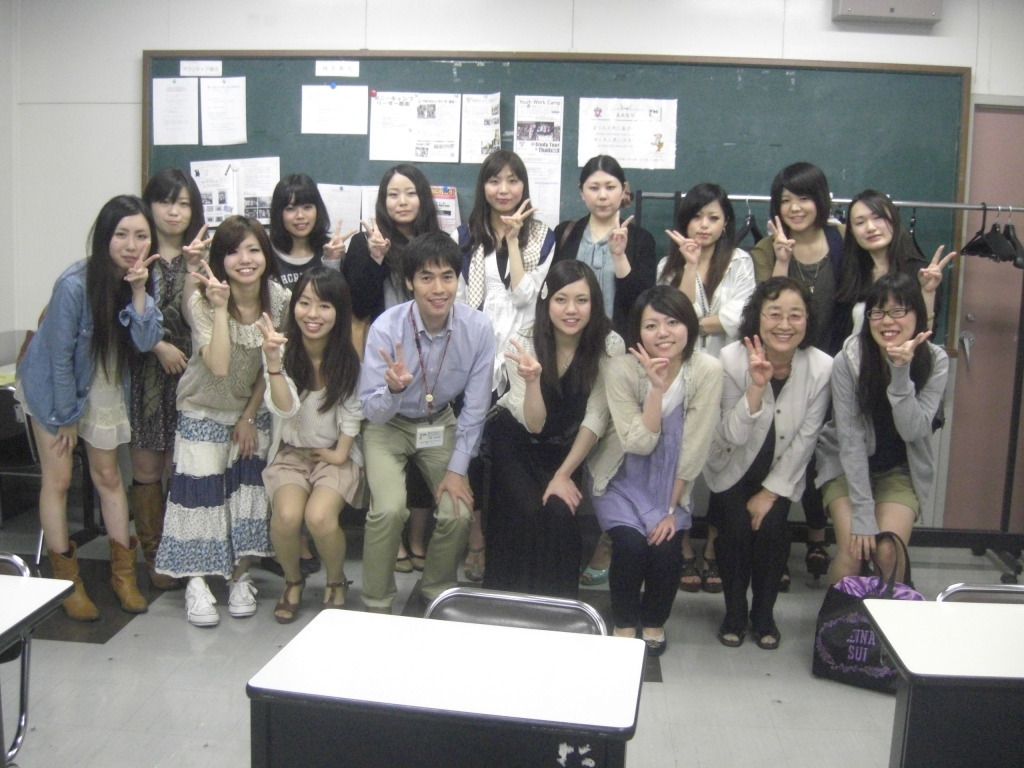 2012年卒業生との情報交換会での集合写真