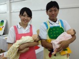赤ちゃん人形とともに